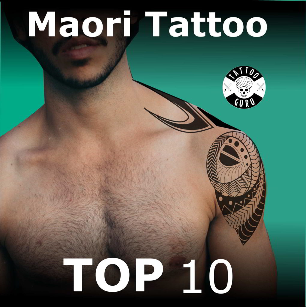 Mann mit Tattoo im Maori Tattoo auf Oberarm, Schulter und Brust.