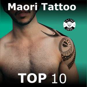 Mann mit Tattoo im Maori Tattoo auf Oberarm, Schulter und Brust